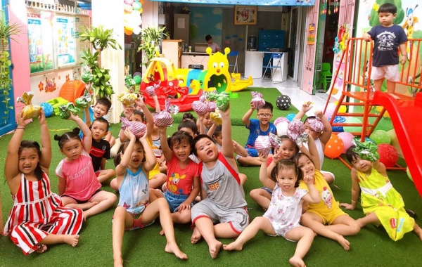 Các bé trong một buổi ngoại khóa